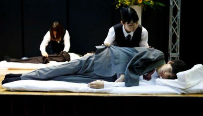ドロップデッドビューティフル：日本の葬儀屋が死体の服装をテスト