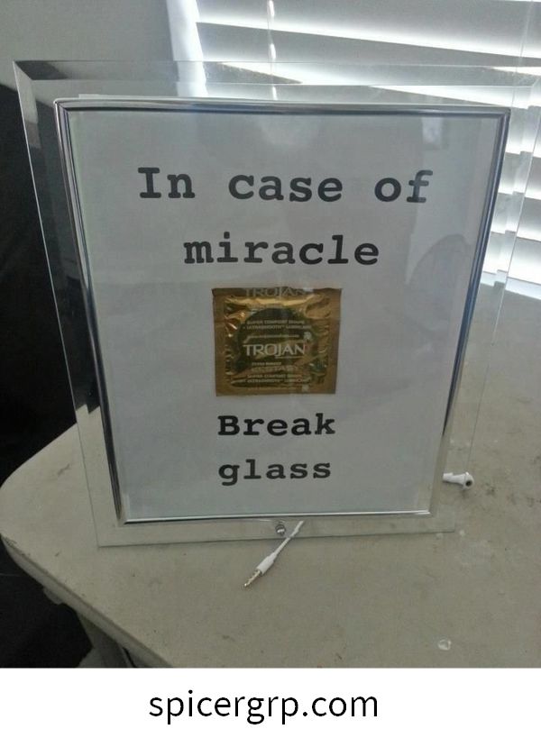 In caso di miracolo rompere il vetro