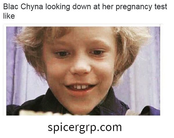 Blac Chyna가 그녀의 임신 테스트를 내려다보고 있습니다.