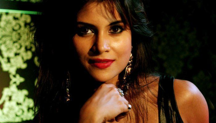 La star di Bollywood Arya Banerjee è stata trovata morta nella sua residenza