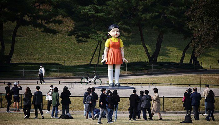 Squid Game -nukke innostaa Soulin puiston kävijät