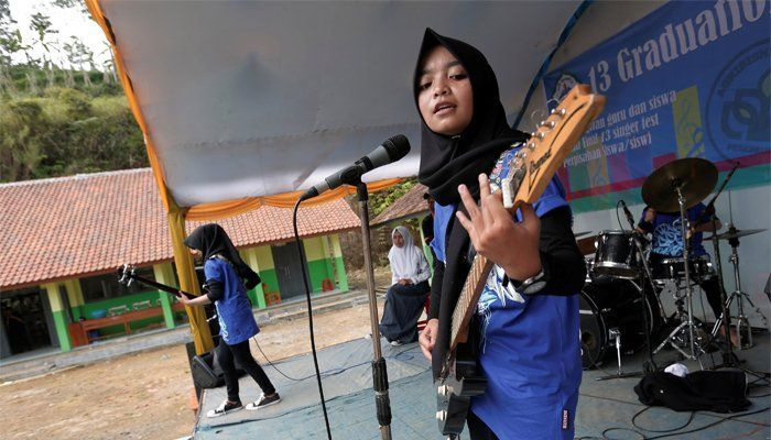 インドネシアのオールガールのイスラム教徒のメタルバンド「VoiceofBaceprot」がステレオタイプに挑戦