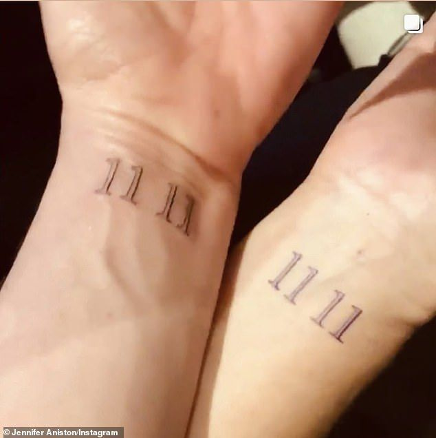Jennifer Aniston rivela il gemellaggio unico del tatuaggio '11 11' con questa co-protagonista