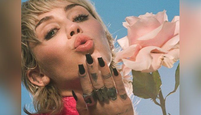 Miley Cyrus tar upp personlig parfymfilosofi: 'Glöm aldrig dig själv'