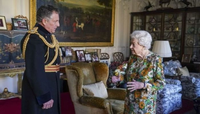 Queen provoca preocupação com mãos roxas em foto viral