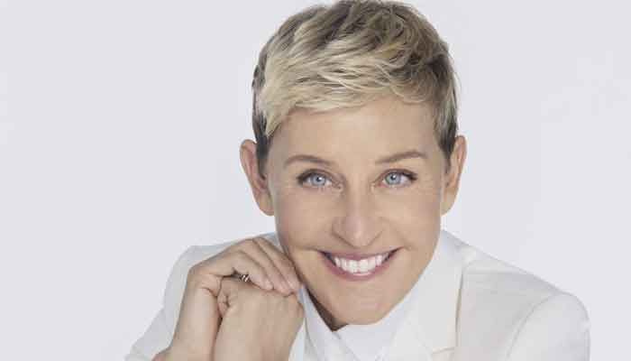 지루함을 느낀 Ellen은 Justin Timberlake와 Jessica Biel에게 전화를 걸어 채팅을 합니다.