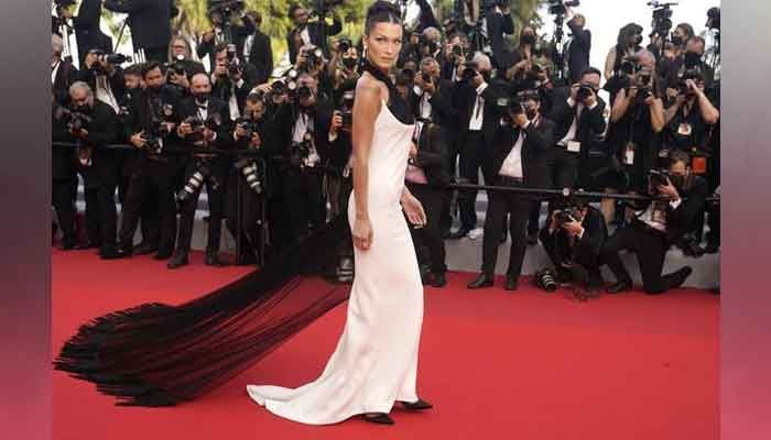 Bella Hadid fräser i en häpnadsväckande outfit när hon träffar Cannes röda mattan