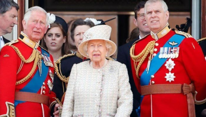 Dronningen vil gå med prins Charles' plan om prins Andrew midt i hans juridiske kamp