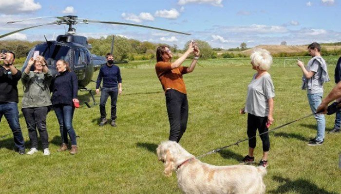 トム・クルーズが英国の自宅に緊急ヘリコプターを着陸させる