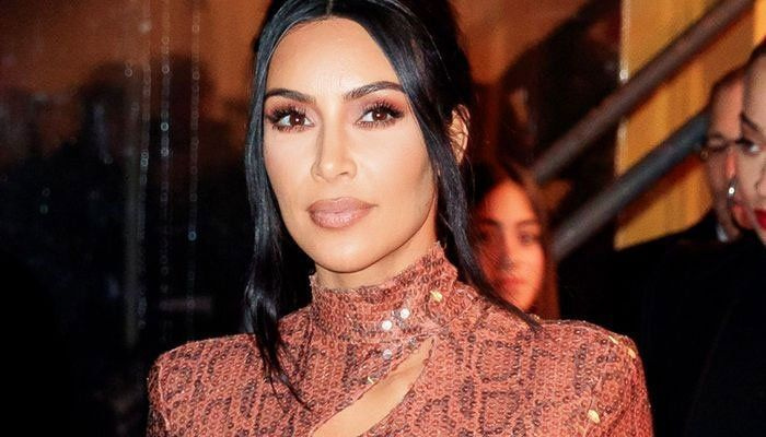 Els fans de Kim Kardashian anomenen el seu nou vestit una catifa
