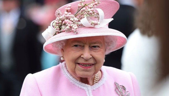 Elton John recuerda que la reina Isabel abofeteó a su sobrino por ignorarla