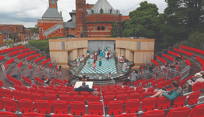 Storbritannias Shakespeare Company gjenopptar sceneopptredener etter 18 måneders Covid-pause