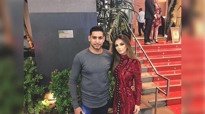Боксьорът Амир Хан показва солидарност със съпругата Фариал
