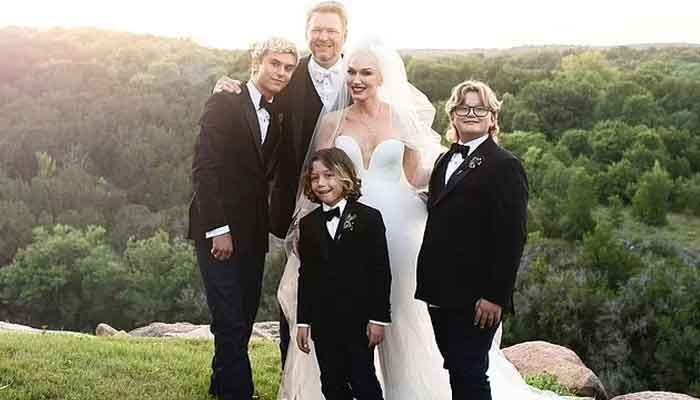 Gwen Stefani i Blake Shelton fonen els cors mentre posen amb els fills el dia del casament