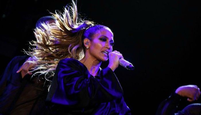 J.Lo. donates $1 mln to hurricane-hit Puerto Rico