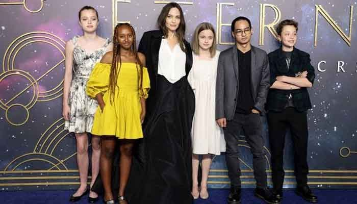 Angelina Jolie och barnen pryder den stjärnspäckade blå mattan på Eternals Storbritanniens premiär