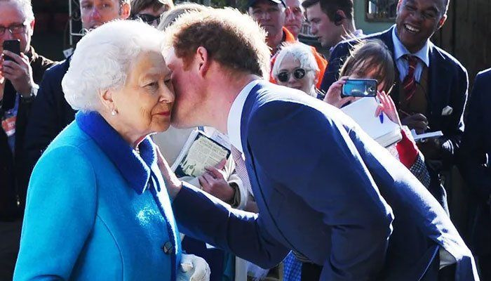 Prins Harry «føler seg hjelpeløs» mens Firm samler seg bak den syke dronningen: kilde