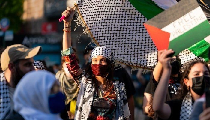 Bella Hadid descend dans les rues de New York pour réclamer la liberté de la Palestine