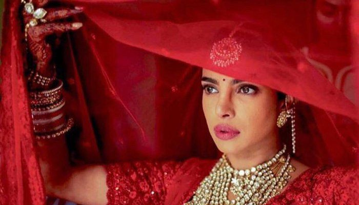 Приянка Чопра зашеметява с нови снимки от индуистката сватбена церемония
