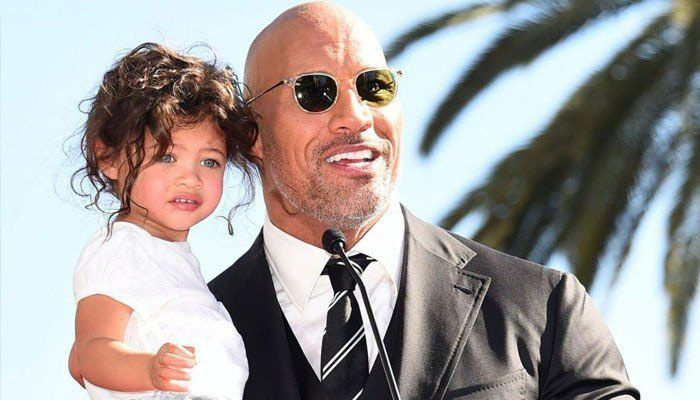 Dwayne 'The Rock' Johnson spänner sina flick-pappa-kunskaper på dottern Tianas hår