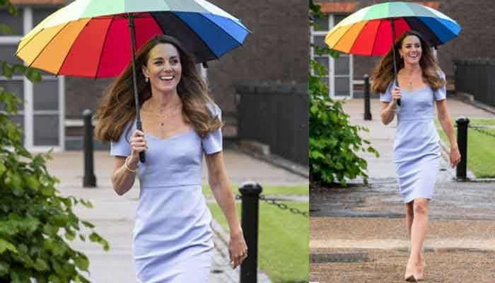 Kate Middleton es veu elegant amb un vestit blau pàl·lid amb un paraigua de colors mentre plou al seu voltant