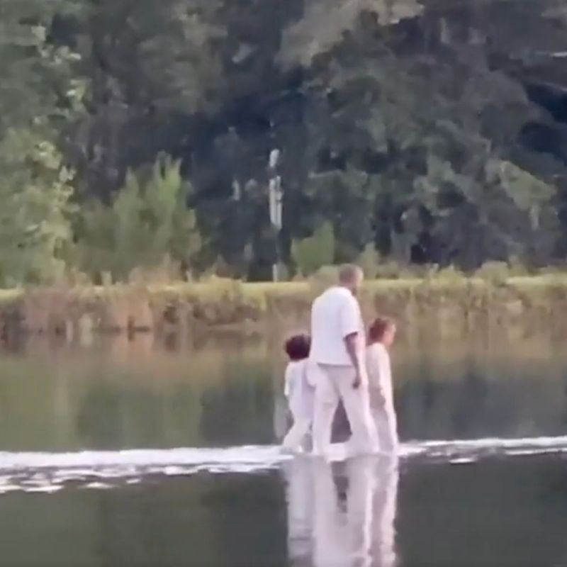 Kanye West semble 'marcher sur l'eau' avec des enfants pendant le service du dimanche