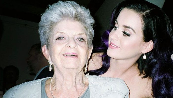 Katy Perry se pokloni pokojni babici in ji pove, da je noseča