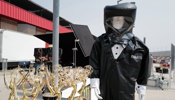 Emmy-pukukoodi juontajille: hazmat-puvut pandemian aiheuttamaan live-lähetykseen