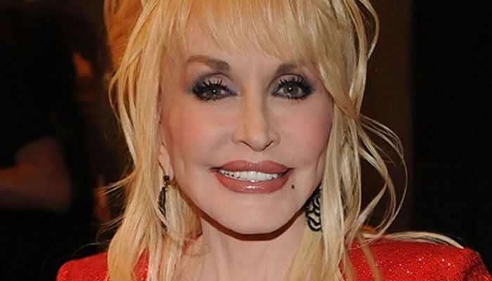 Dolly Parton firar kvinnodagen med ett inspirerande budskap