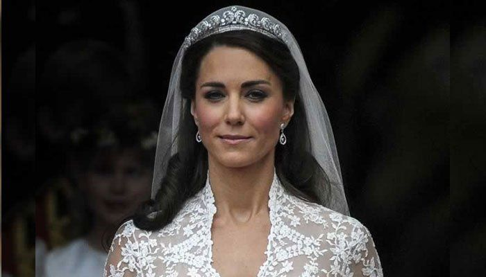 Expositor de vestido de Kate Middleton com a marca ‘horrid’ da Rainha Elizabeth
