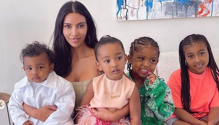 Kim Kardashian condivide il figlio di due anni Salmo indossa gioielli veri