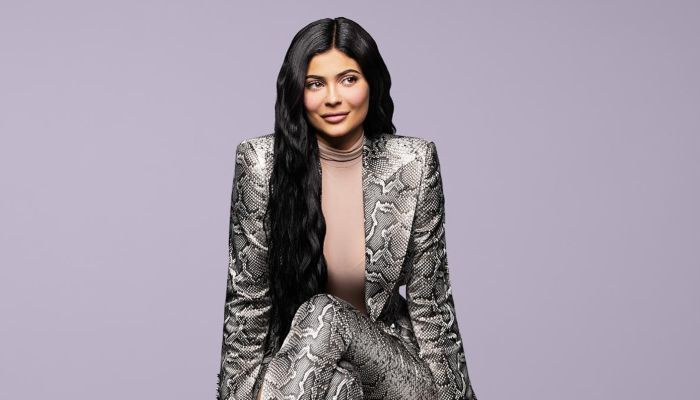 Kylie Jenner angriper Forbes for å frata henne statusen «selvlaget milliardær».