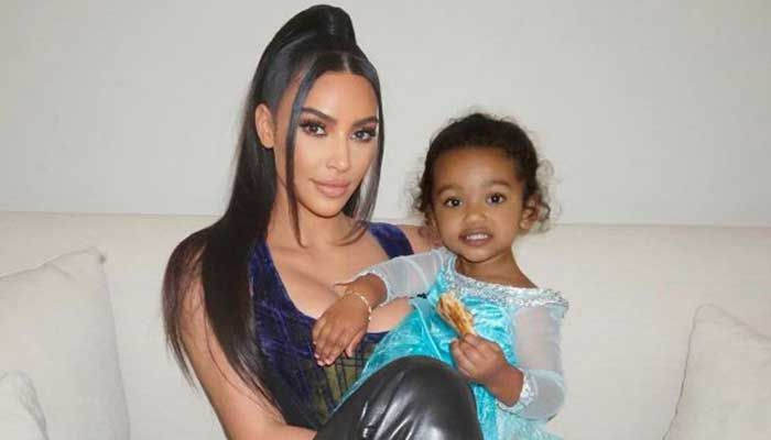 Fångad på bar gärning: Kim Kardashians dotter Chicago försöker stjäla en handväska