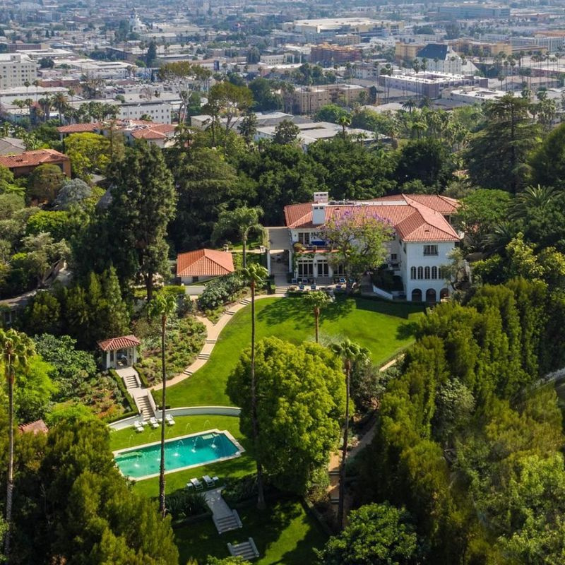 Entrez dans la luxueuse demeure d'Angelina Jolie à Los Angeles d'une valeur de 25 millions de dollars