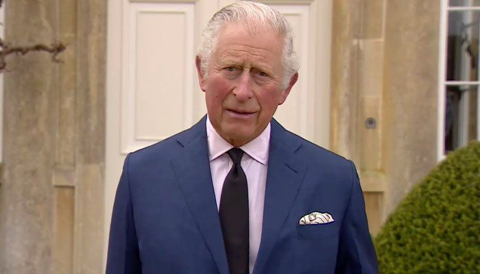 Princ Charles je pod kritikami, saj je njegov predsednik dobrodelne organizacije odstopil zaradi preiskav o financiranju