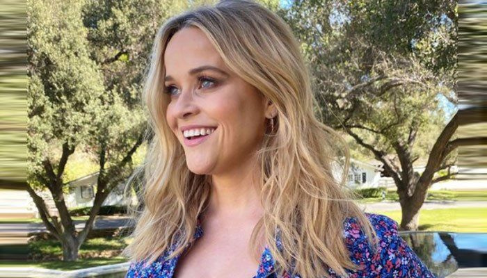 Reese Witherspoon ger stora sommarvibbar i rosa och blå blommig baddräkt