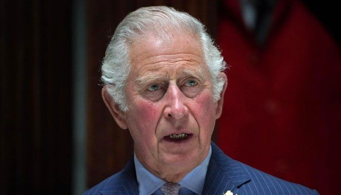 Nízka popularita budúceho kráľa princa Charlesa znepokojuje kráľovského experta v súvislosti so zdravotnými problémami kráľovnej