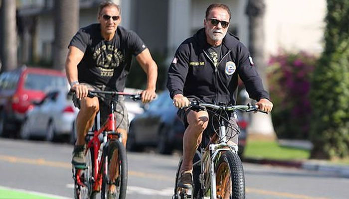 Arnold Schwarzenegger näitab oma vormisolekut sõbraga rattaga sõites