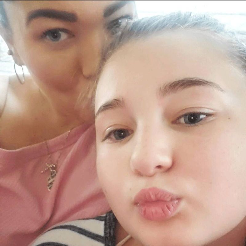 Tonårsmamma: Amber Portwood träffar dottern Leah mitt i ett begränsat förhållande, besvärligt möte i Shirleys hus