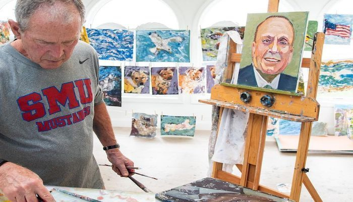George Bush maluje portrét pákistánského Američana