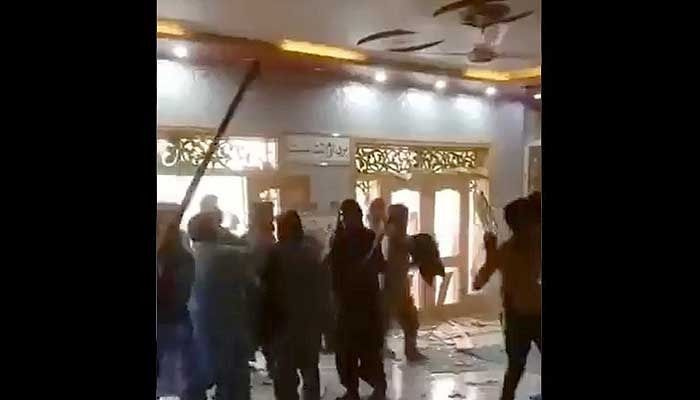 Väkijoukot vandalisoivat hindutemppeliä Rahim Yar Khanissa