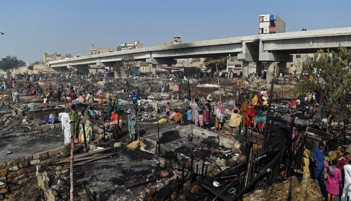 100 hyddor förstördes när brand orsakar förödelse i Karachis kåkstad
