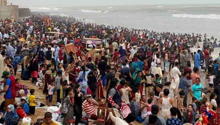 La gent acudeix a les platges de Karachi per combatre la calor, ignorant els SOP del coronavirus