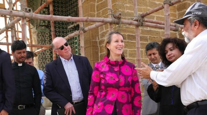 Americký generálny konzul navštevuje chrám v Manore