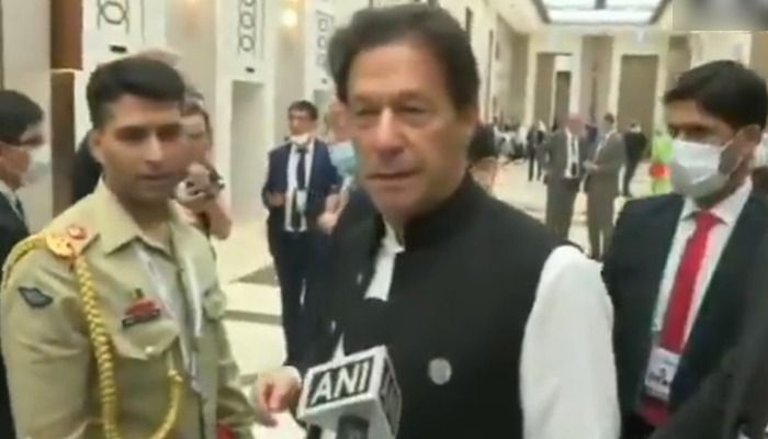 Sledujte: Premiér Imran Khan tleskal indickému novináři, který ho obviňoval v Uzbekistánu