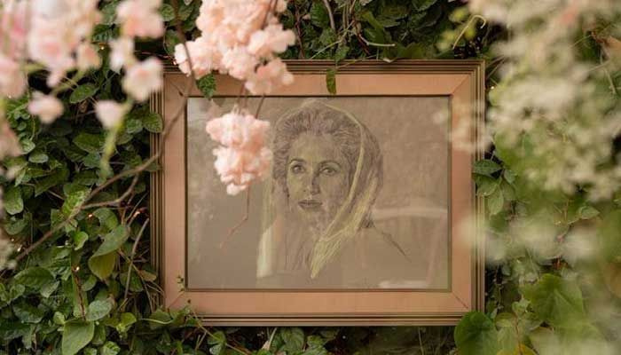 Bakhtawar ret un homenatge tranquil a la mare Benazir Bhutto amb una foto d'un bell retrat