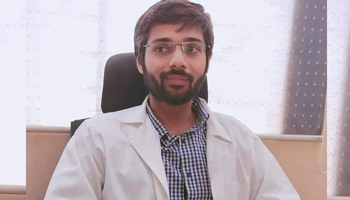 El cirujano paquistaní de Rahim Yar Khan obtiene la primera posición en el examen MRCS a nivel mundial
