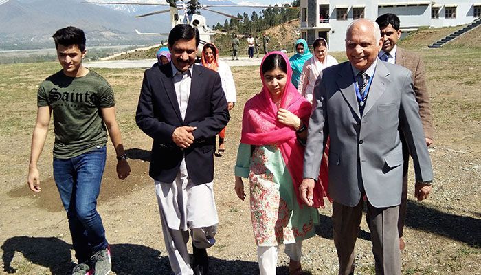 Vänster Swat med slutna ögon, tillbaka med öppna ögon: Malala