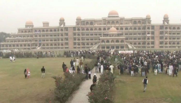 Protesterende studenten van Peshawar University eisen online examens