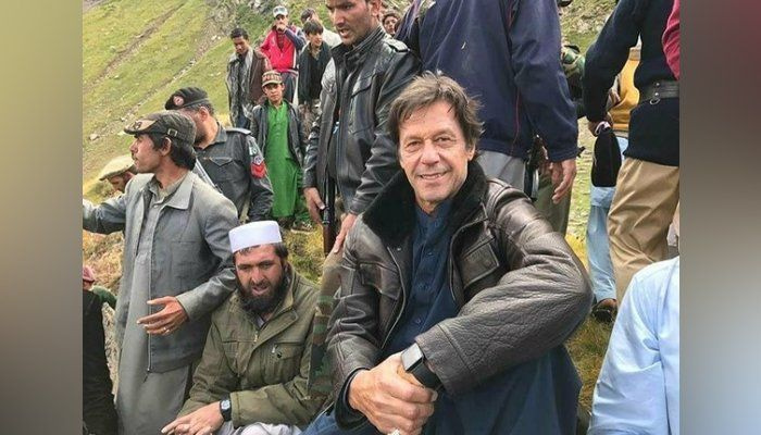 Premiärminister Imran Khan delar återgångsbild från resan till Kohistan